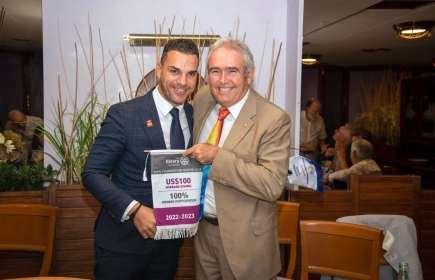 Entrega del banderín de gobernador y el de reconocimiento al Rotary Club Salou de su donación a la Fundación